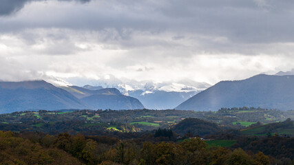 Photo dans la nature b&eacute;arnaise des coteaux d'aubertin, et des Pyr&eacute;n&eacute;es lors d'un couch&eacute; de soleil. Ainsi que la lev&eacute;e de la brume du soir. 