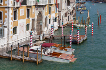 Fototapeta na wymiar Bootsanleger Canal Grande, Venedig