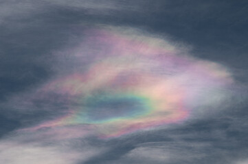 Nuage iridescent lors de la lev&eacute;e du jour dans le b&eacute;arn 