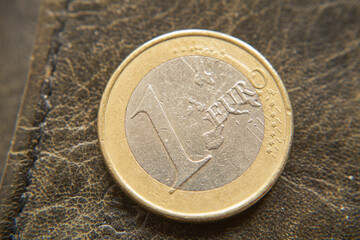 jedno euro na czarnym portfelu - obrazy, fototapety, plakaty