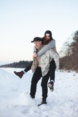 Obraz premium Hipsters on a date in a frosty forest