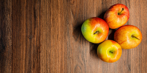4 Äpfel auf rustikalem Holztisch