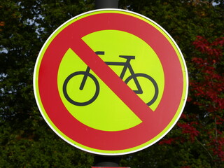 Information sign cycling prohibited in the spa gardens of Bad Westernkotten, Lipperland, North Rhine-Westphalia, Germany