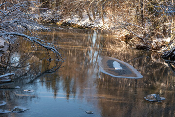 Fluss  (Lofer) im Winter in Reit im Winkl bei Sonne und blauem Himmel.