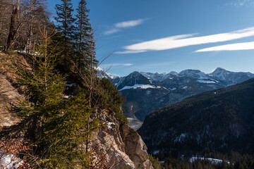 Blick vom Grünstein Anstieg Richtung Königsee und Steinernes Meer bei Sonnenschein und Wolken im Winter