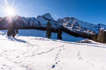 Fototapeta na wymiar Blick auf Watzmann Massiv im Winter bei Sonne udn Schnee mit Wind