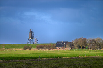 Blick aus dem Hinterland auf den Leuchtturm in Dorum-Neufeld, Niedersachsen, Deutschland