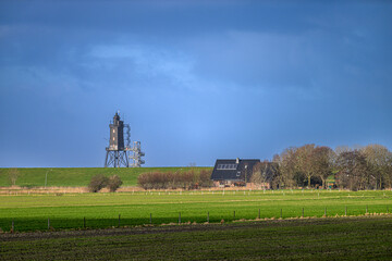 Fototapeta premium Blick aus dem Hinterland auf den Leuchtturm in Dorum-Neufeld, Niedersachsen, Deutschland
