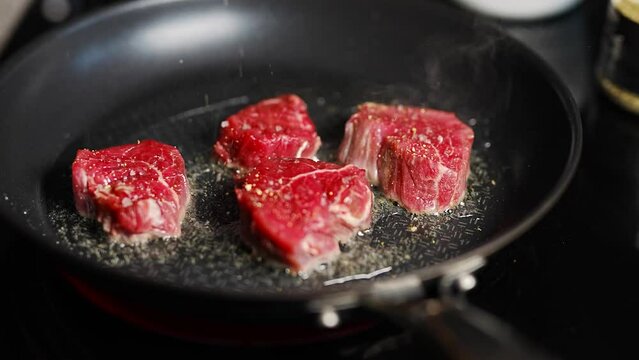 Saftige RIndersteaks werden in der Pfanne zubereitet. 4k 120 FPS Zeitraffer Timelapse