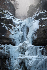 Fototapeta na wymiar Gefrorener Wasserfall bei Hallstatt, Österreich