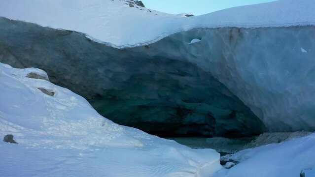 L'entr&eacute;e du glacier
