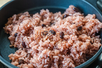 赤飯を炒めるでできたおこげ