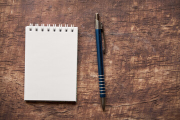 notatnik i długopis na drewnianym stole