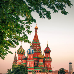 Fototapeta na wymiar St basil cathedral in Moscow