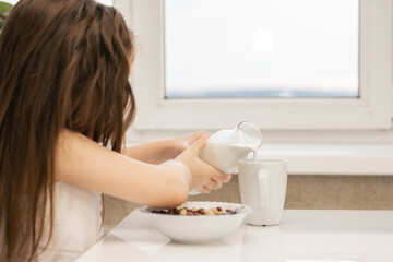 Obraz na płótnie Canvas woman drinking milk