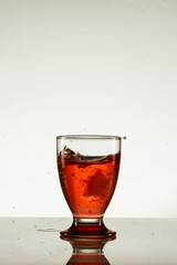 coctel con cubo de hielo