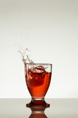 coctel con cubo de hielo