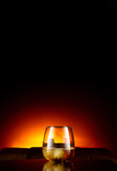 whisky con hielo sobre un fondo negro