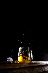 vaso de whisky con cubitos de hielo sobre fondo negro