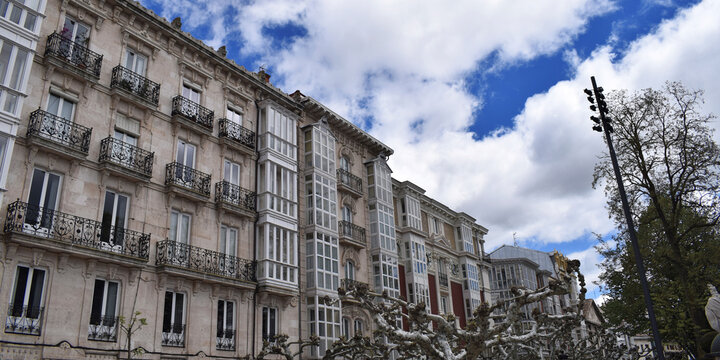 Fondo de edificios cl&aacute;sicos de Burgos, Espa&ntilde;a.