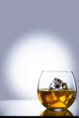 whisky con hielo sobre un fondo blanco