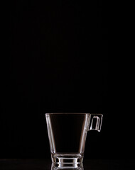 primer plano de recipiente de vidrio vacio en fondo negro