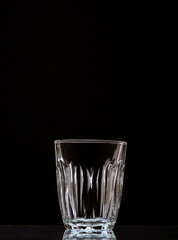primer plano de recipiente de vidrio vacio en fondo negro