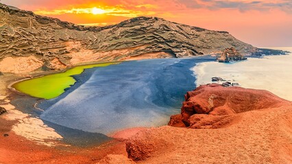 Spanien, Lanzarote, grüne Lagune des Westküstenortes El Golfo - obrazy, fototapety, plakaty