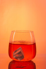 coctel con cubo de hielo