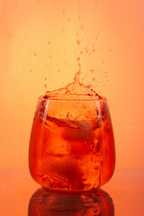 coctel con cubo de hielo
