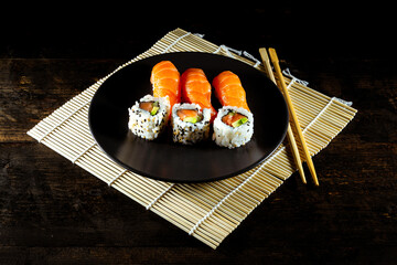 conjunto de sushi sobre un fondo negro. vista superior.
