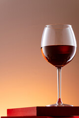 copa de vino tinto sobre un fondo blanco
