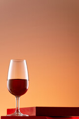 copa de vino tinto sobre un fondo blanco
