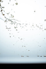 salpicaduras de agua sobre fondo blanco