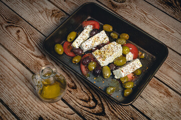 Oliwki z Fetą oliwą i pomidorami