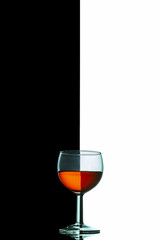 copa de vino tinto con reflejo en el fondo negro y blanco