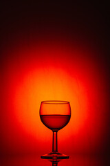 copa de cocktail rojo sobre un fondo negro