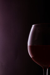 copa de vino tinto con un fondo blanco