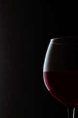 copa de vino tinto con un fondo blanco