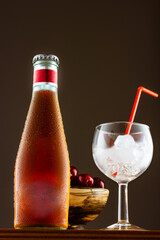 botella con bebida y vaso