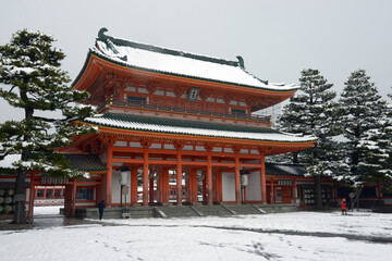 雪の平安神宮　應天門　京都市左京区