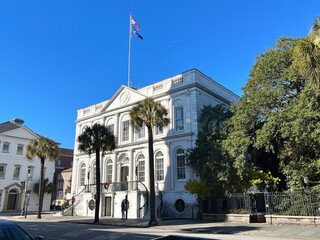 Naklejka premium The Charleston, South Carolina city hall in the historic district, seen on a sunny day.