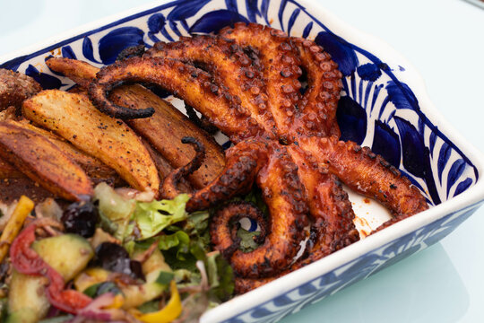 Pulpo a las brasas con ensalada y papas fritas