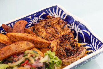 Filete de pescado al mojo de ajo con papas a la francesa y ensalada 