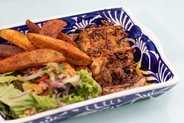 Filete de pescado al mojo de ajo con papas a la francesa y ensalada