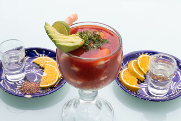 Coctel de camarón con dos mezcales 