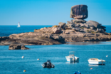 Le Dé de Trégastel et le petit port  - Côtes d'Armor, Bretagne 