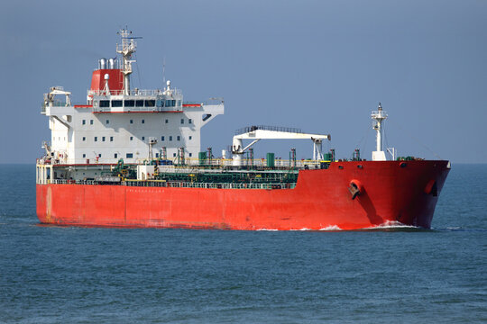 Roter Tanker erreicht den Hafen