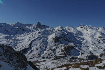 Valle de Tena nevado en los Pirineos