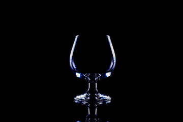 copa de coñac - copa vacía aislada sobre fondo negro, espacio para texto